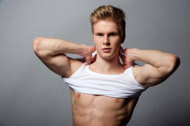 genç yakışıklı sarışın erkek t-shirt giyen