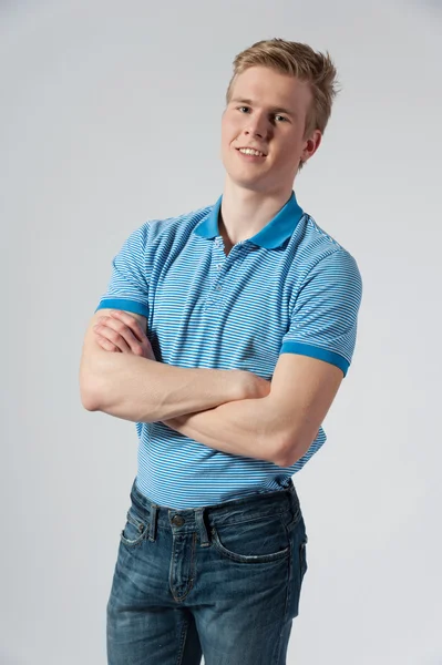 Ung blond mann i blå skjorte – stockfoto