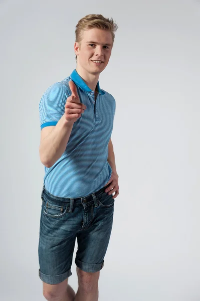 Jonge blonde man in blauw shirt — Stockfoto