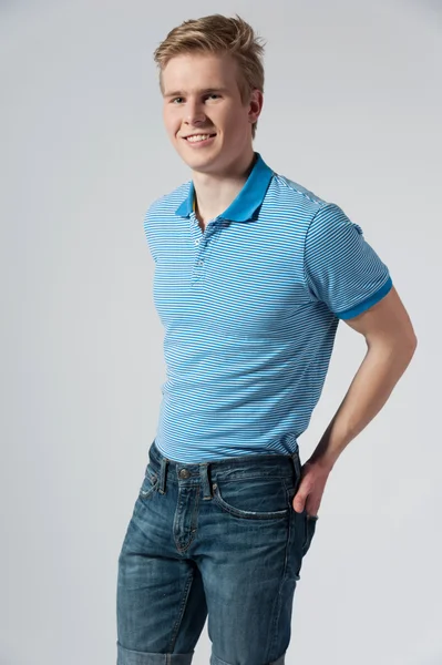 Joven hombre rubio en camisa azul — Foto de Stock