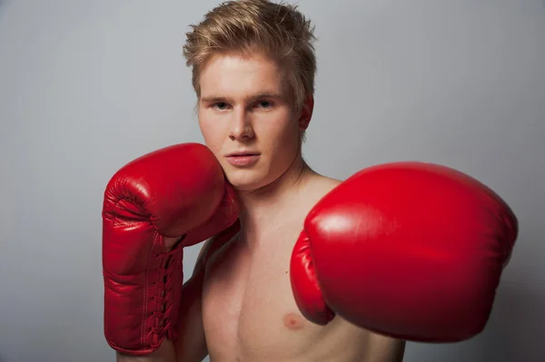 Jovem lutando boxe — Fotografia de Stock