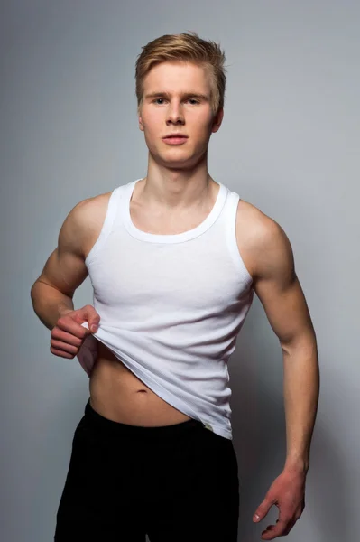 Vacker blond ung iklädd t-shirt — Stockfoto