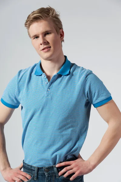 Junger blonder Mann im blauen Hemd — Stockfoto