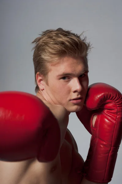 Jovem lutando boxe — Fotografia de Stock