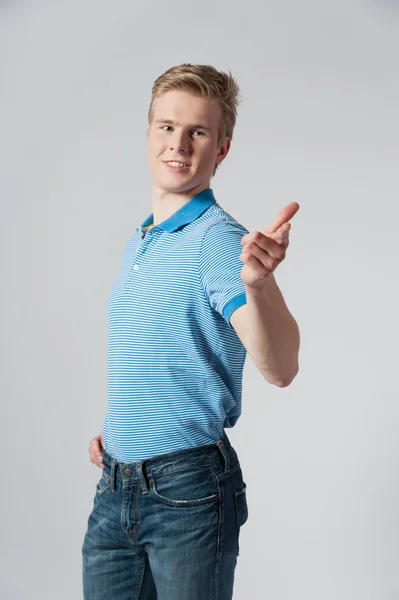 Junger blonder Mann im blauen Hemd — Stockfoto