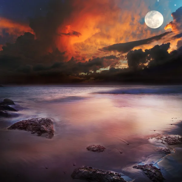 Apus de soare pe plajă cu vedere la ocean și cer — Fotografie, imagine de stoc