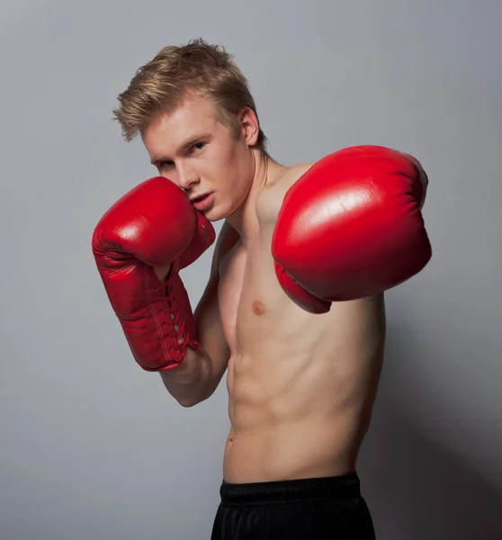 Giovane uomo boxe — Foto Stock