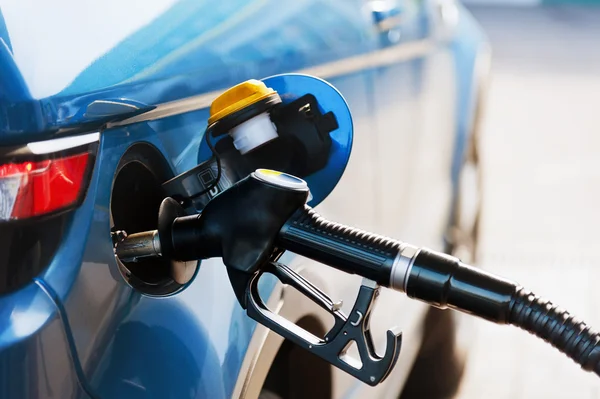 Encher o combustível no posto de gasolina Fotos De Bancos De Imagens