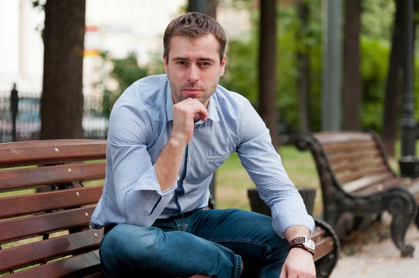 Man relaxing in the public garden — Stock Photo, Image