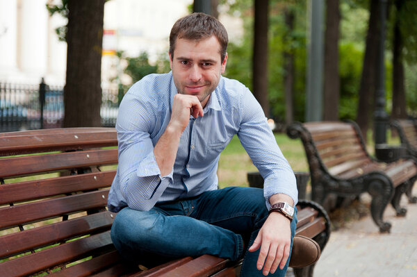 Мужчина отдыхает в саду
