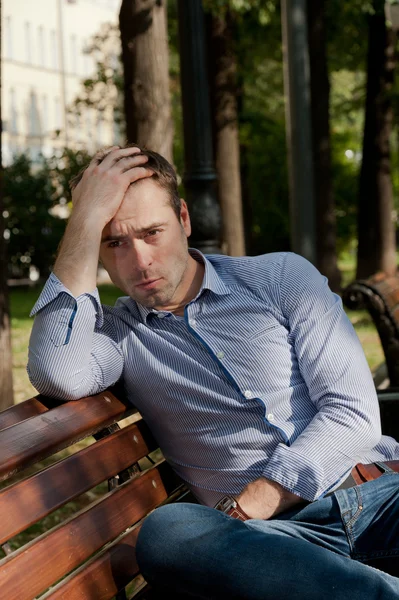 L'uomo si rilassa nel giardino pubblico — Foto Stock