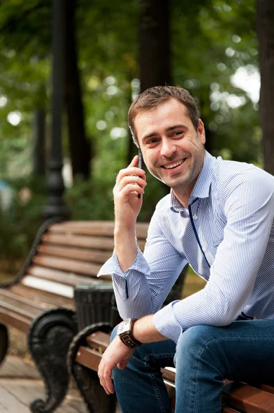 Man praten over de telefoon in de openbare tuin — Stockfoto
