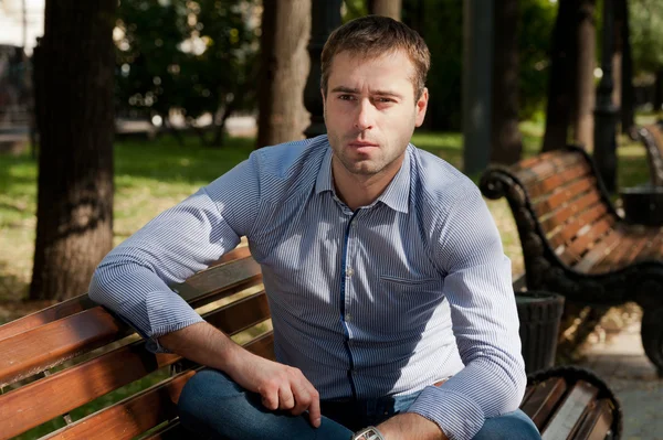 Man relaxing in the public garden — Stock Photo, Image