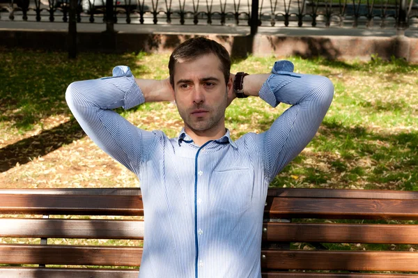 Mann entspannt sich im öffentlichen Garten — Stockfoto