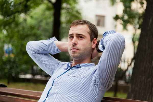 Homem relaxante no jardim público — Fotografia de Stock