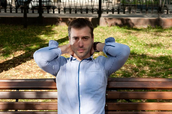 Чоловік відпочиває в громадському саду — стокове фото