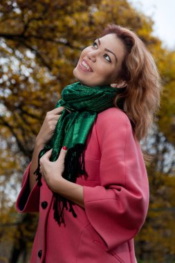 güzel kadın zevk sonbahar parkta yürüyüş