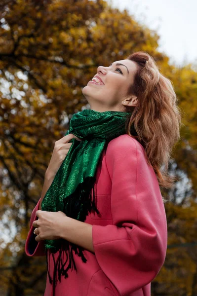 Mooie vrouw genieten van wandelen in de herfst park — Stockfoto