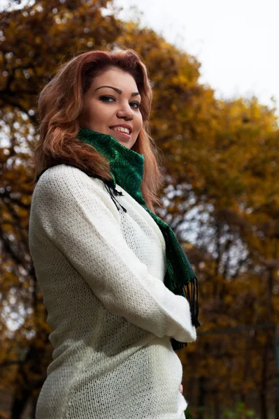 Belle femme en pull blanc se promène dans le parc — Photo