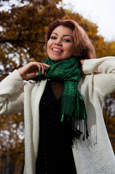 Belle femme en pull blanc se promène dans le parc — Photo