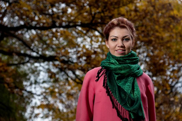 Bella donna in cappotto rosa passeggiate nel parco — Foto Stock