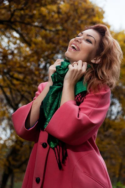 Mooie vrouw genieten van wandelen in de herfst park — Stockfoto