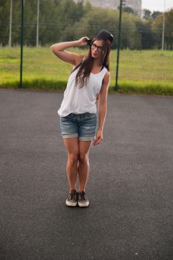 Oyun parkında duran kadın portresi