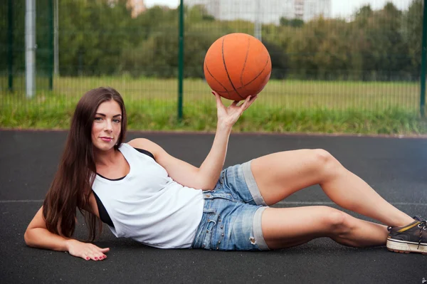 Bella donna affascinante che tiene la pallacanestro in mano — Foto Stock