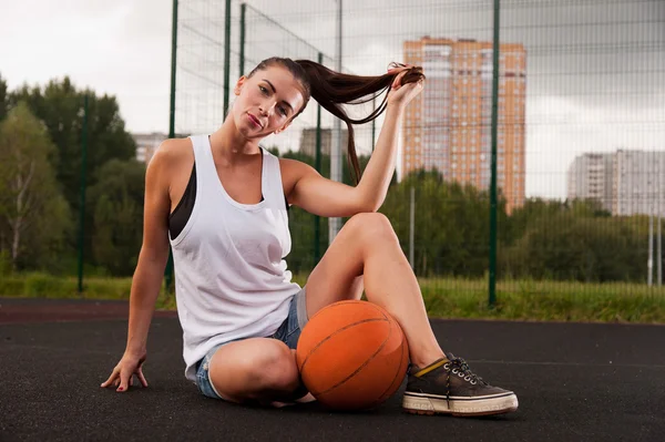 Sexy Frau hält Basketball in der Hand — Stockfoto