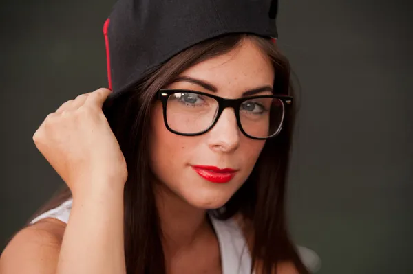 Ritratto di giovane ragazza che indossa occhiali — Foto Stock