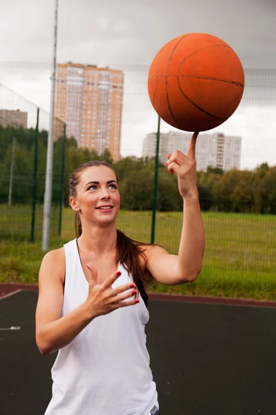 섹시 한 여자 던져 농구 — 스톡 사진