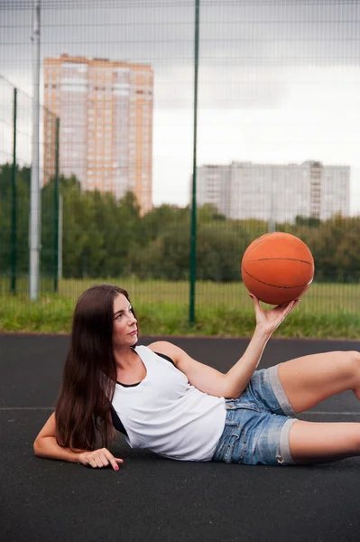 Krásná žena v ruce drží basketbal — Stock fotografie