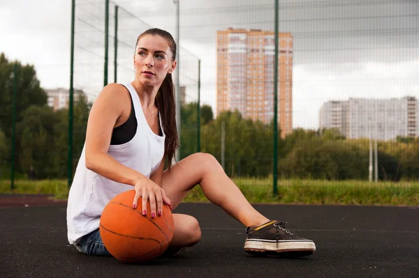 Mujer sosteniendo el baloncesto en la mano — Foto de Stock