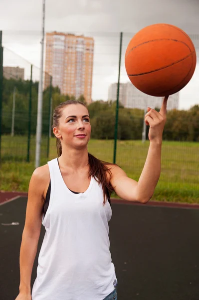 Sexig kvinna kasta basket — Stockfoto