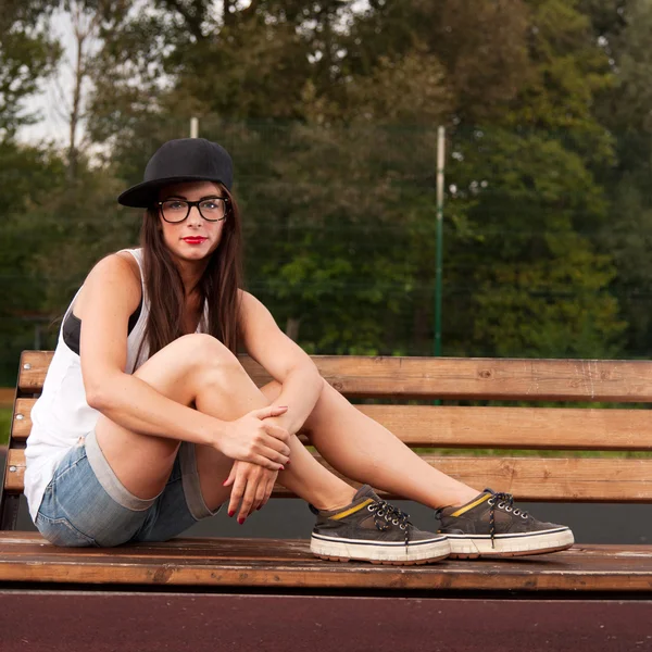 Porträtt av ung kvinna på lekplats — Stockfoto
