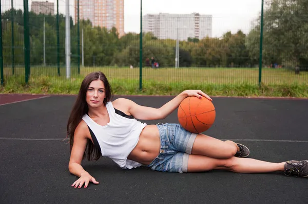 Mujer sexy sosteniendo baloncesto en la mano — Foto de Stock
