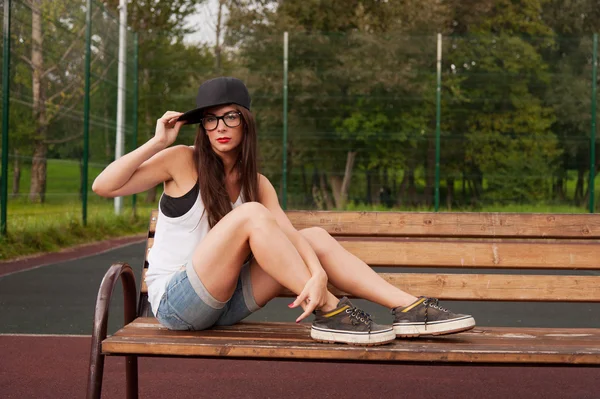 Retrato de mujer joven en el patio de recreo — Foto de Stock