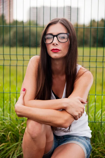 Portrait de jeune femme portant des lunettes sur le terrain de jeu — Photo