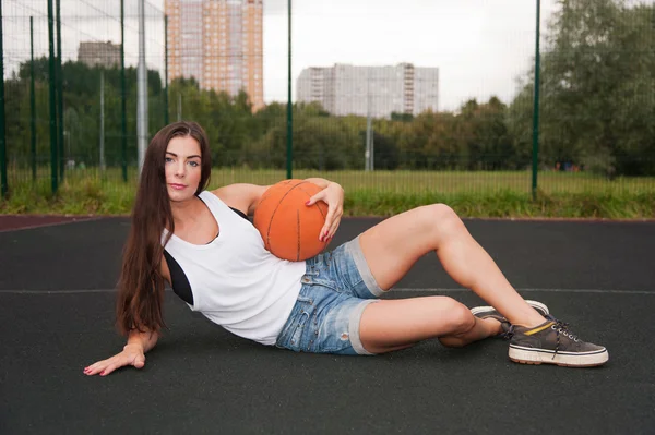 Schöne Frau mit Basketball in der Hand — Stockfoto