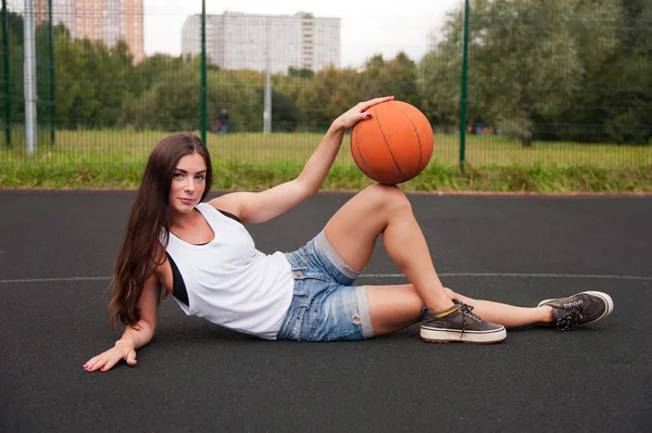 Schöne charmante Frau mit Basketball in der Hand — Stockfoto