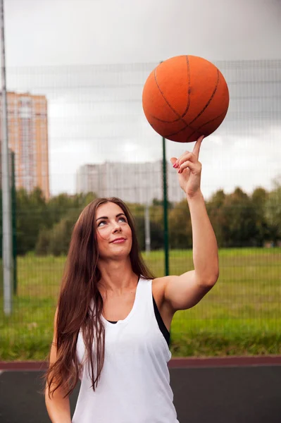 Mujer sexy lanzar baloncesto — Foto de Stock