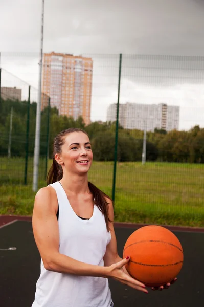 Sexy donna lancio basket — Foto Stock