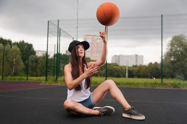 섹시 한 여자 던져 농구 — 스톡 사진