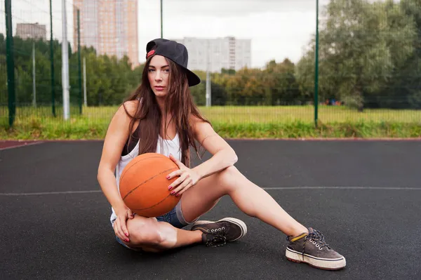 Сексуальная женщина держит баскетбол в руках — стоковое фото
