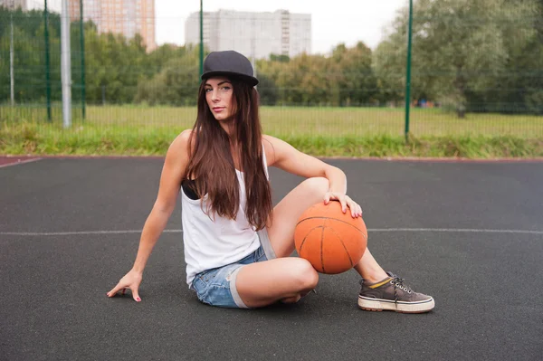 Basketbol elinde tutan seksi kadın — Stok fotoğraf