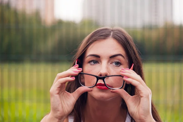 Szemüveg játszótéren, fiatal nő portréja — Stock Fotó