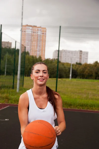 Szexi nő dobja kosárlabda — Stock Fotó