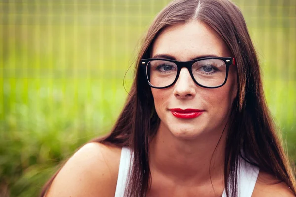 戴眼镜的年轻女子的画像 — 图库照片