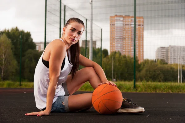 Mulher segurando basquete na mão — Fotografia de Stock