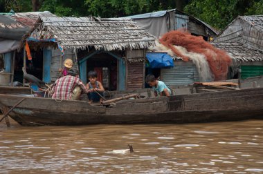Asyalı çocuk evlerinin Nehri üzerinde tekne